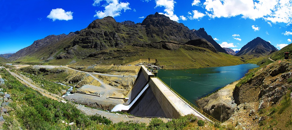 Ein hydroelektrisches Kraftwerk in Huanza, Peru